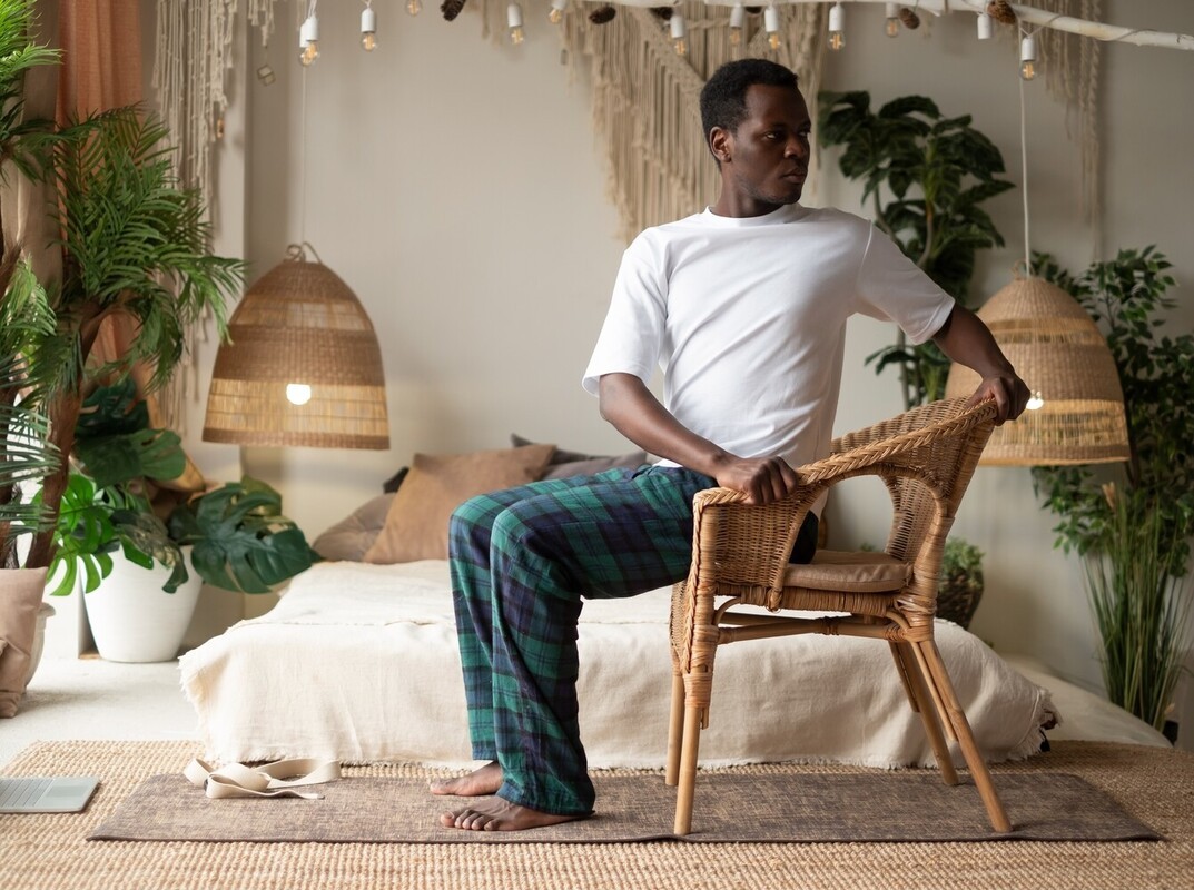 man doing the best chair exercises for weight loss at home during a light workout