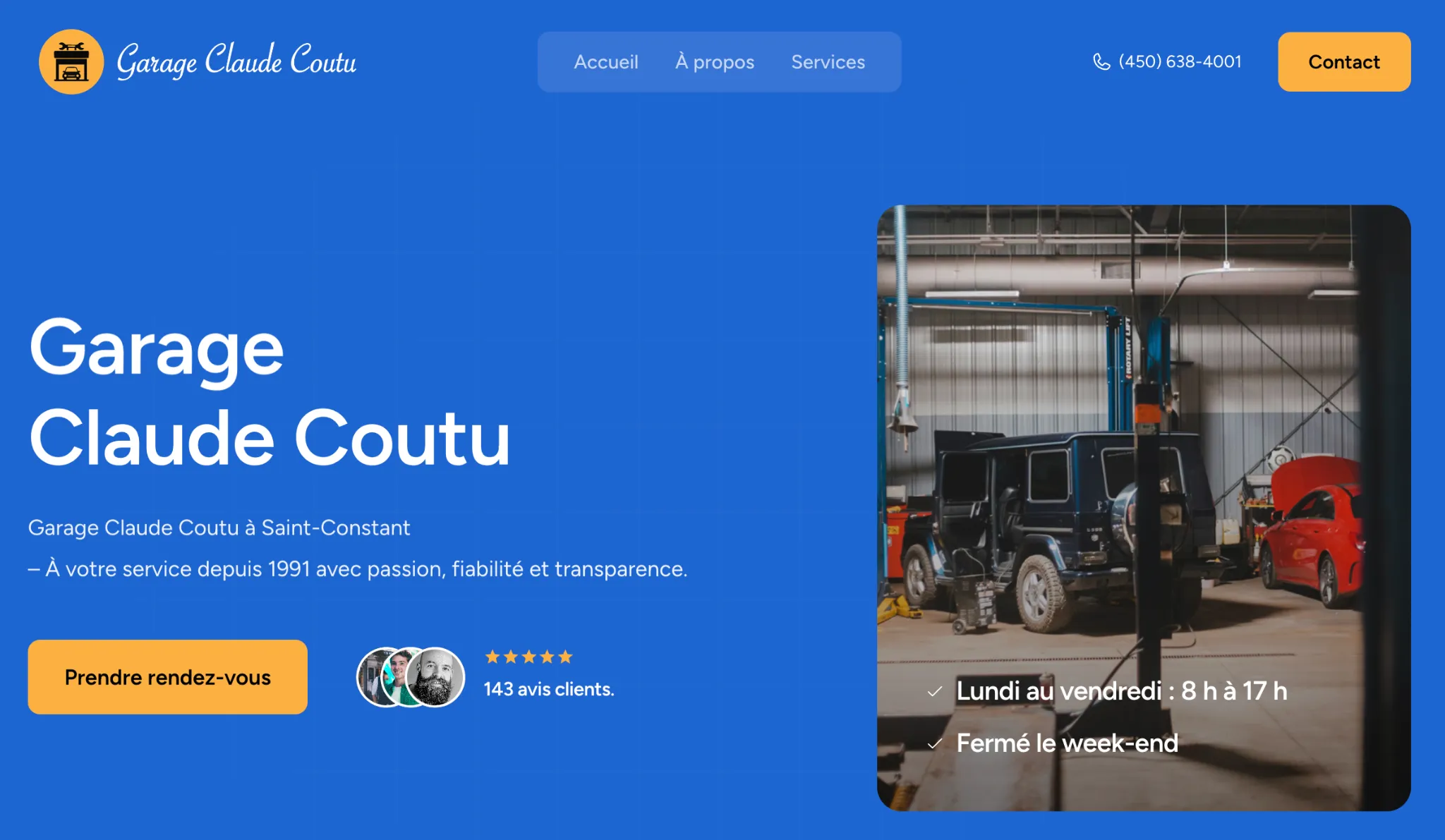 Un entrepreneur de la Rive-Sud analyse sa visibilité locale sur un téléphone intelligent devant son commerce.