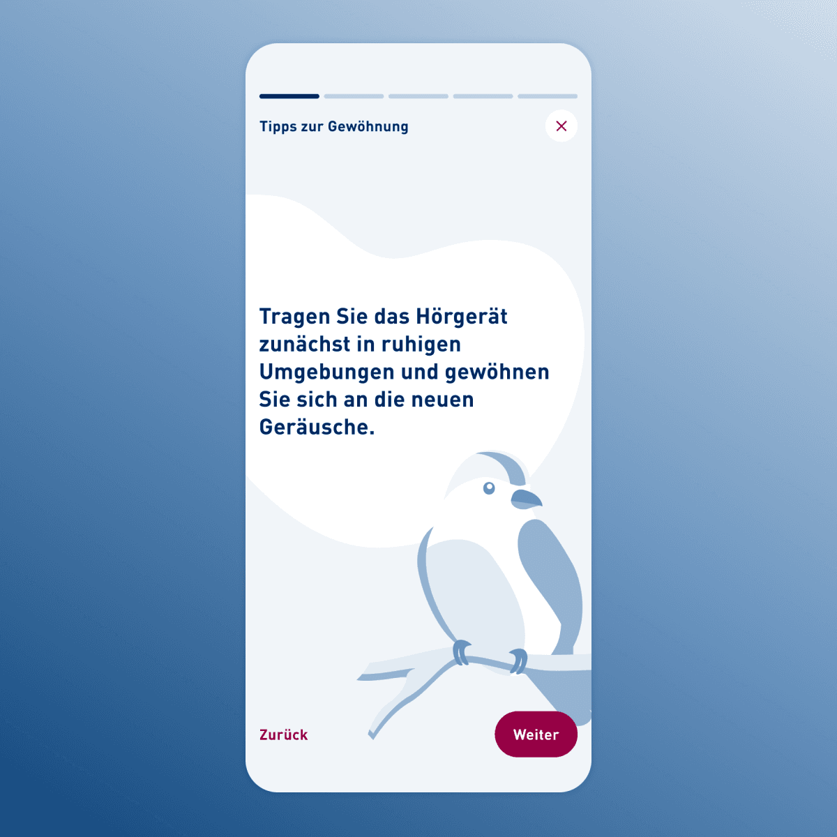Smartphone-Screen mit Tipp zur Gewöhnung an das Hörgerät und Illustration eines Vogels, Buttons „Zurück“ und „Weiter“.