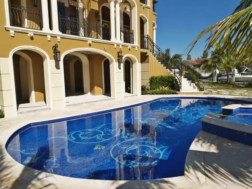 Mosaic glass pool design by Mosaiclegs Art Studio in Naples Bay.