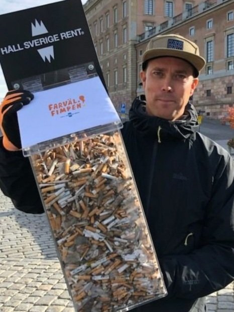   Pontus utanför riksdagshuset i Stockholm i insatsen “Farväl Fimpen”.  