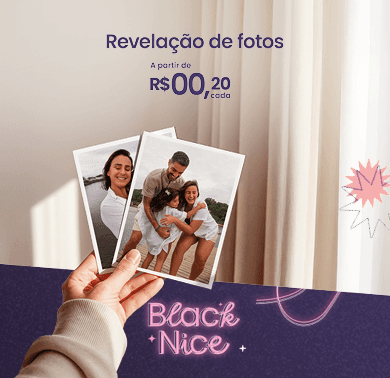 Mão segurando foto revelada de família sorridente, com outras imagens espalhadas e promoção a partir de dezenove centavos cada