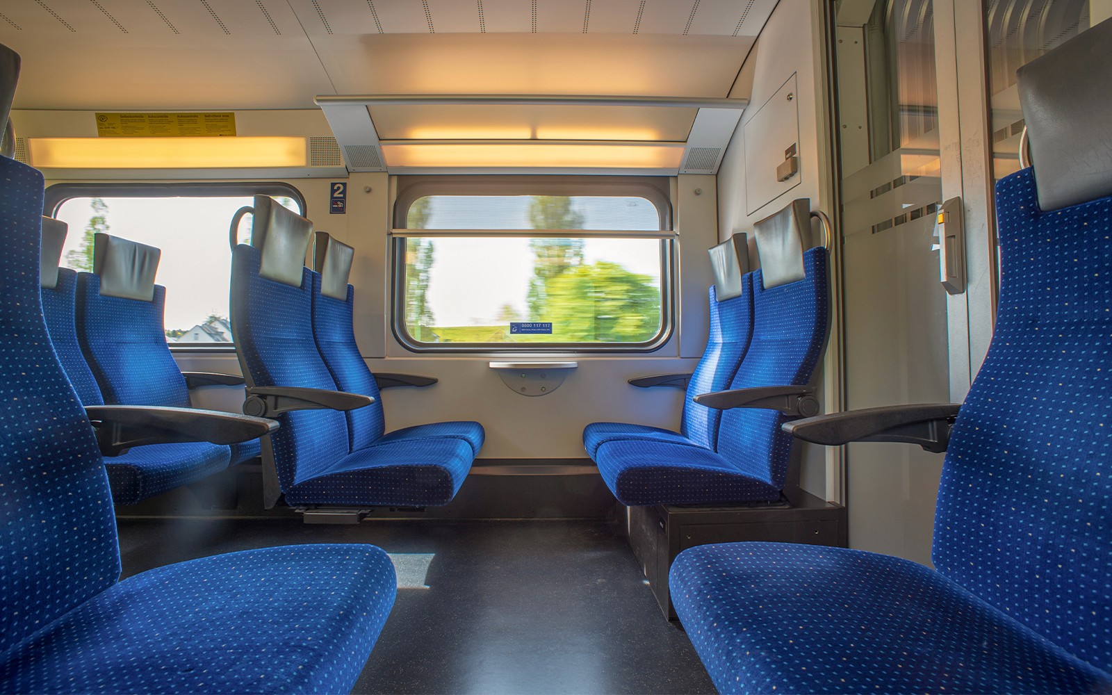 Bernina treninde manzaralı pencere görüşü sunan yolcu koltukları.