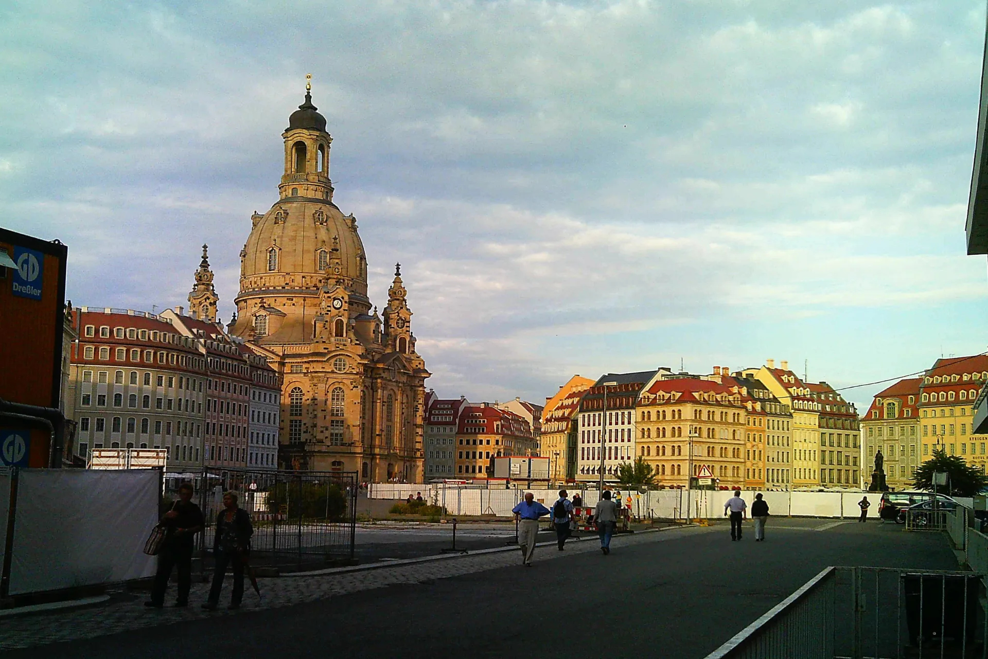 Eine Kirche und der davorige Kirchenplatz in Sachsen.