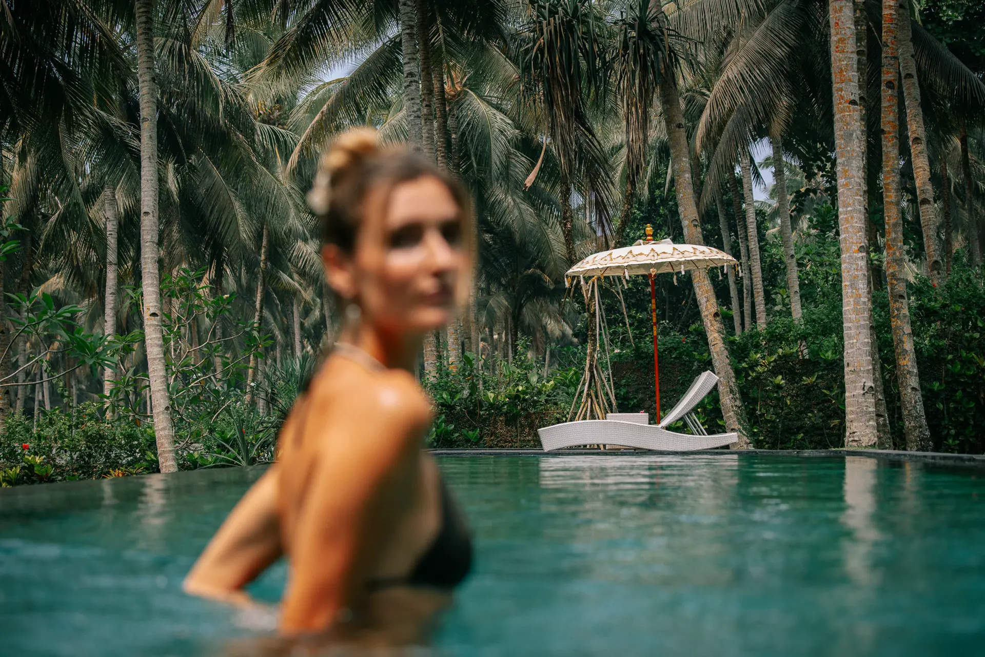 Entspannung pur – Frau genießt den Infinity-Pool im Kelapa Retreat & Spa Resort auf Bali