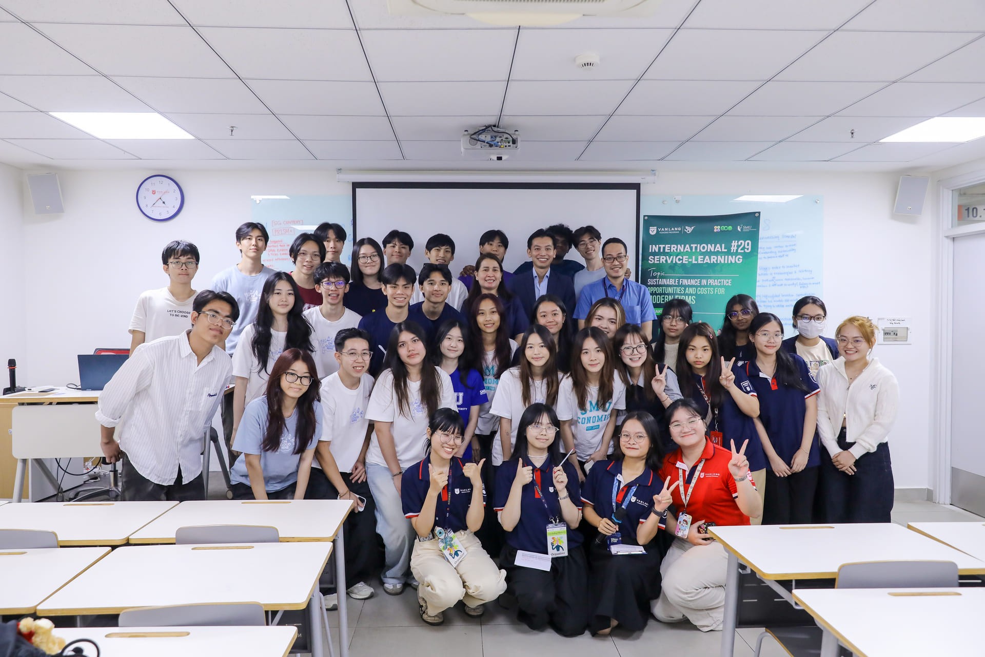 vlu-Chuong-trinh-International-Service-learning-#29:-Tiep-don-doan-sinh-vien-truong-quan-ly-Singapore-(SMU) 9389 .jpg