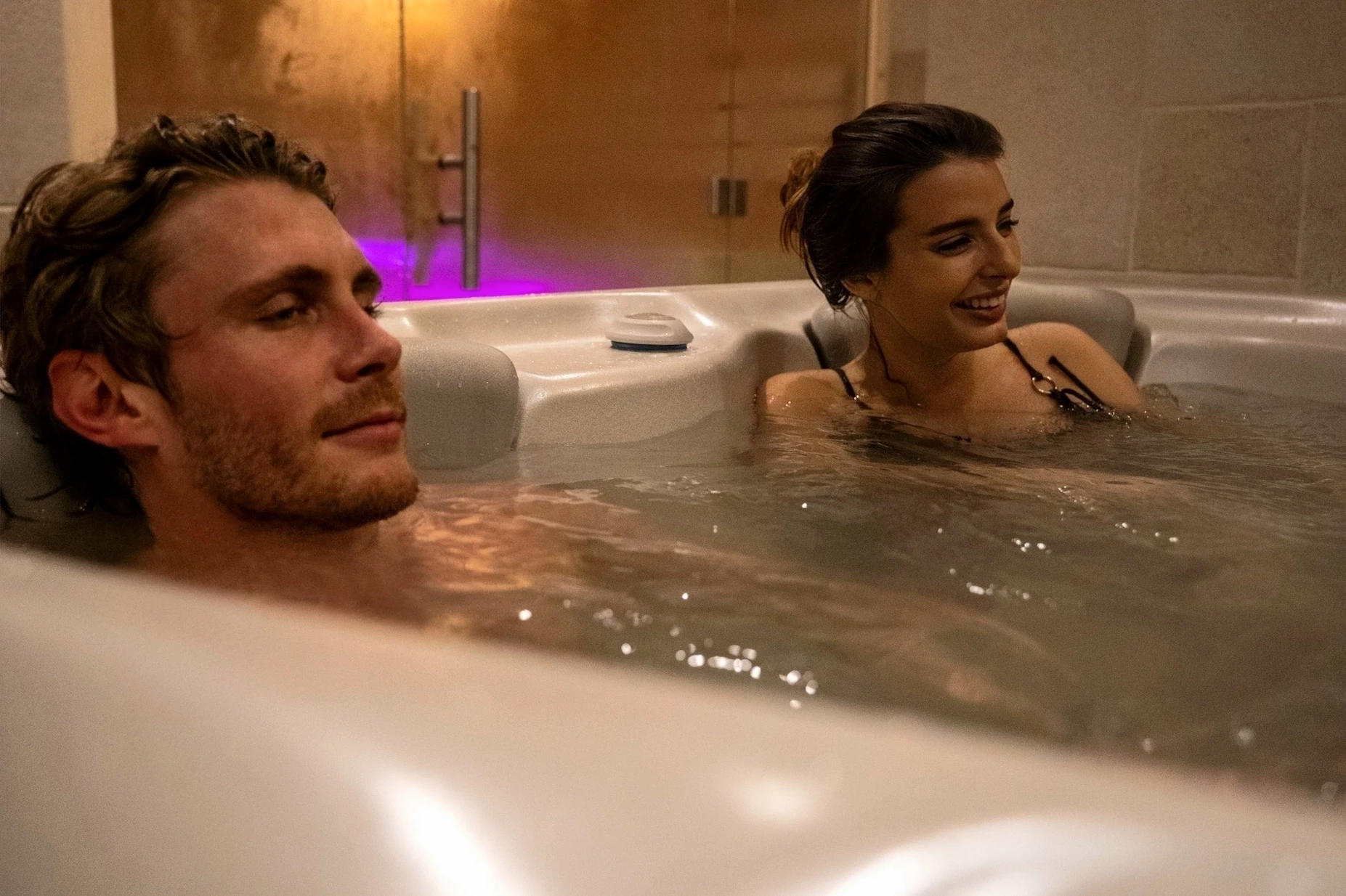Couple détendu dans un jacuzzi. Moment de relaxation et bien-être au spa.