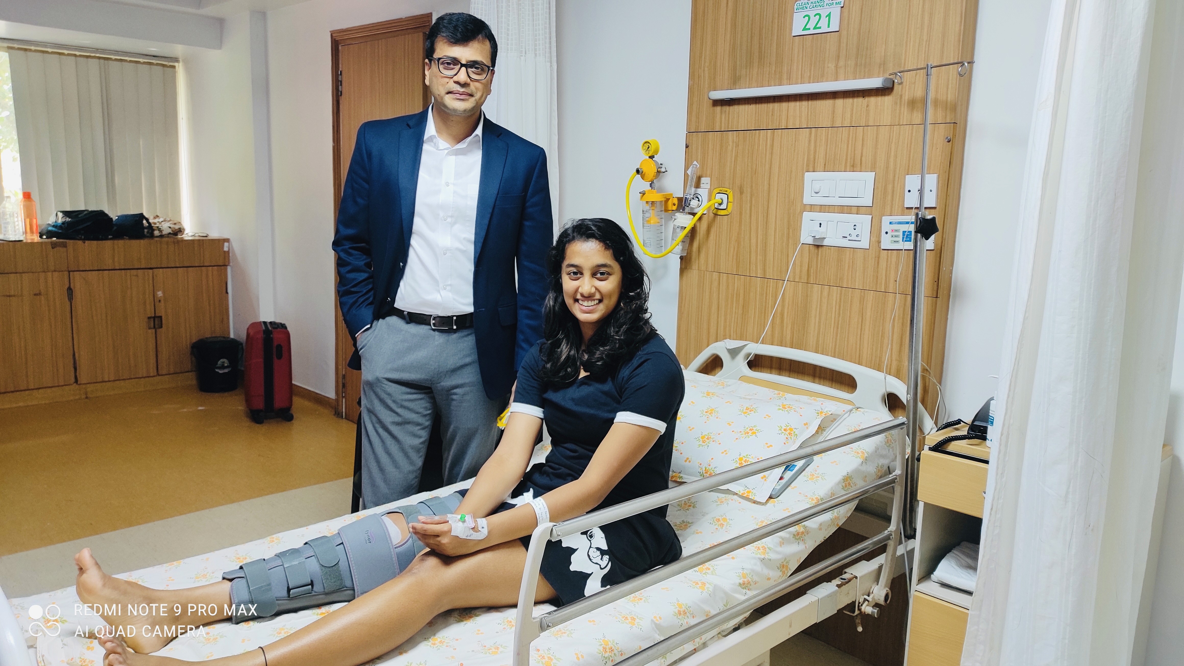 Professional athlete returning to sports after shoulder arthroscopy treatment at Arthomed clinic.