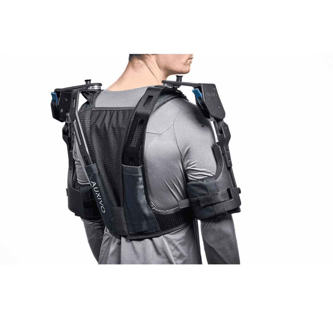 Personne portant l'exosquelette DeltaSuit, optimisé pour les tâches en hauteur avec un design ergonomique pour les épaules et le dos.