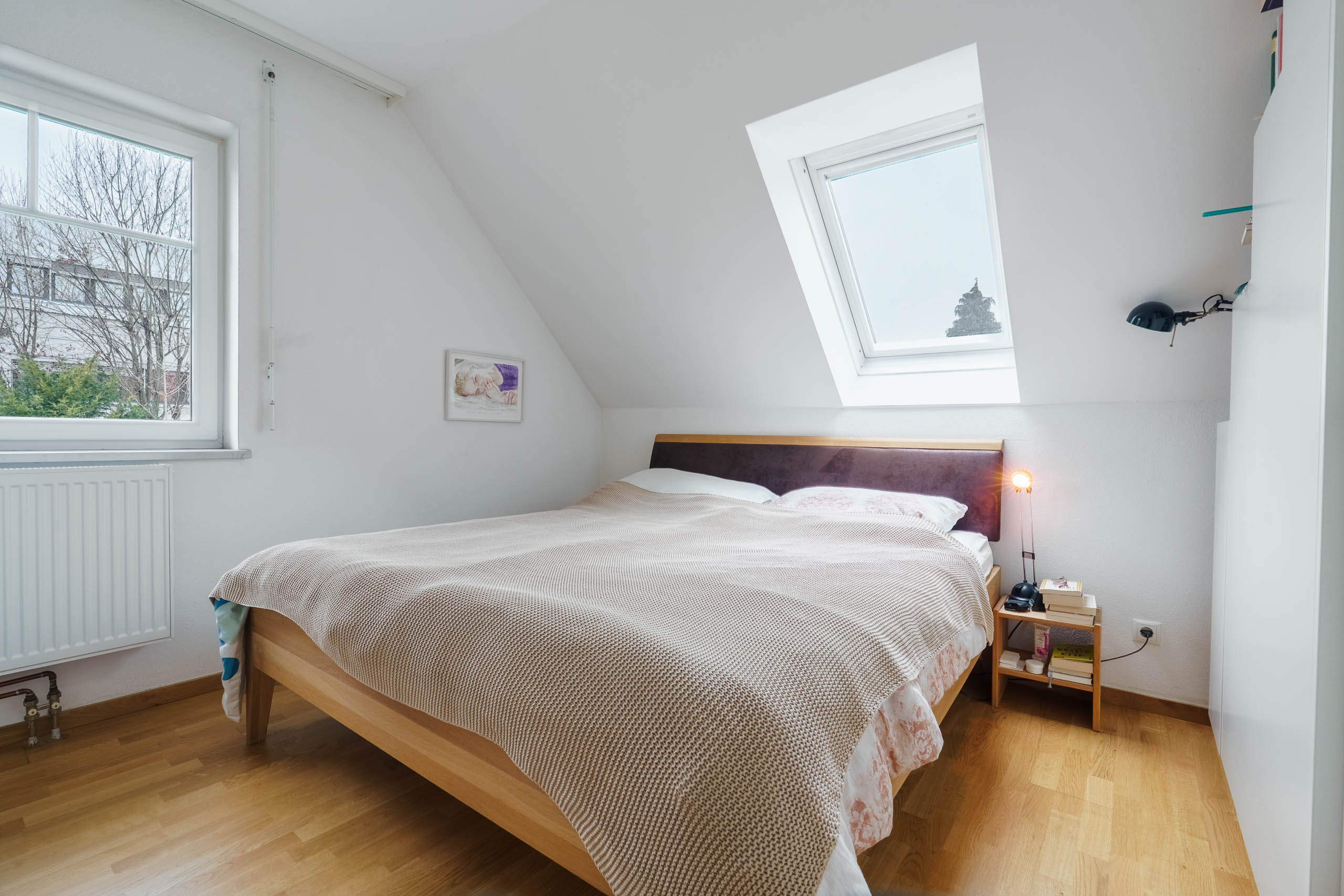 Hochwertige Immobilienfotografie eines minimalistischen Wohnbereichs in Wien, Loft-Stil.
