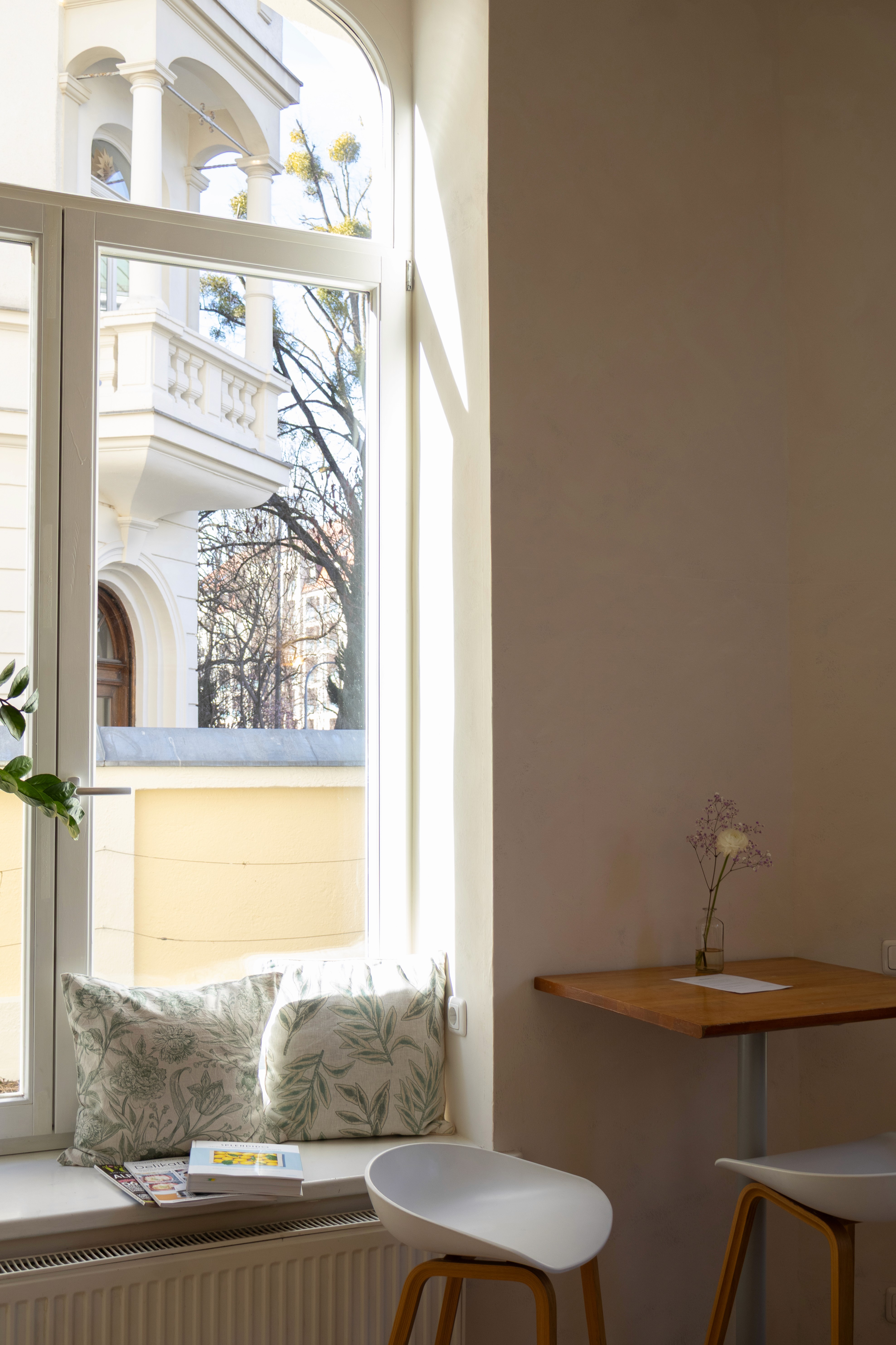 Blick nach Draußen duch die großen Fenster in Ivi´s Deli