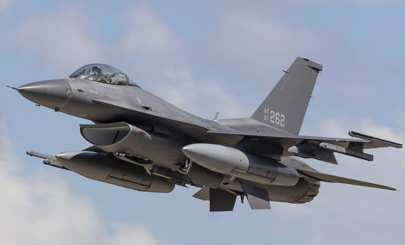 General Dynamics F-16 Fighting Falcon - Fly a jet fighter