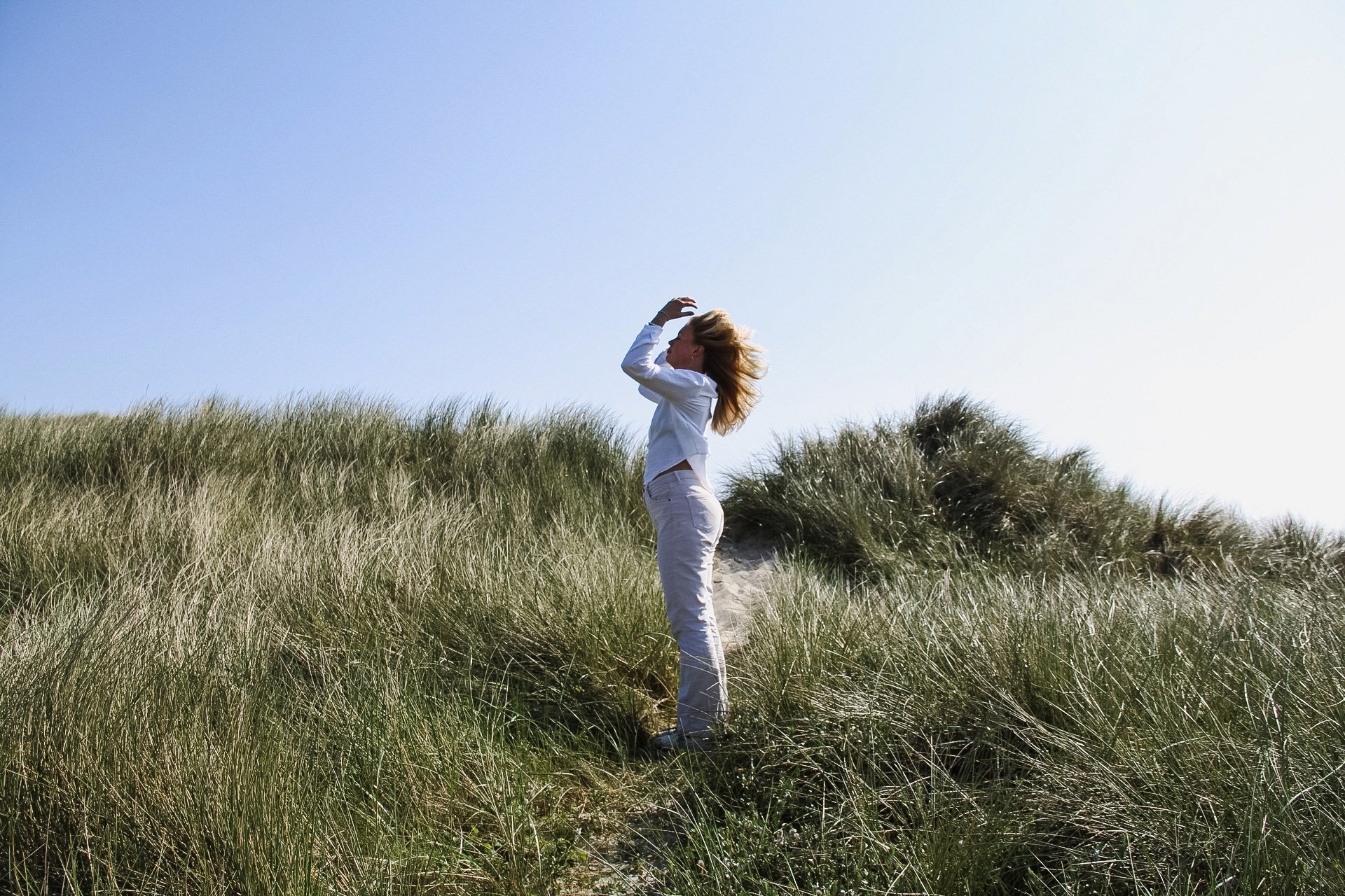 Lifestyle shoot van vrouw in duinen