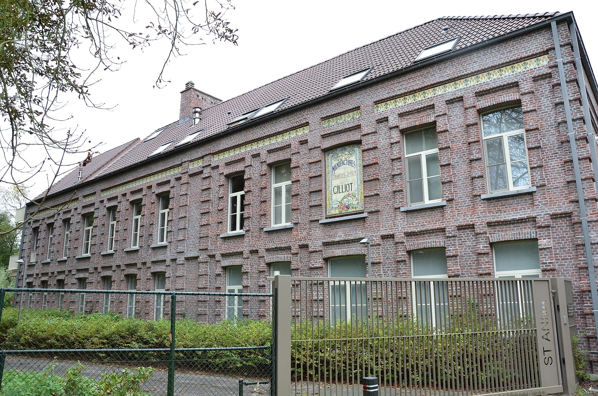 Het voormalige kantoorgebouw van keramiekfabriek Gilliot in Hemiksem, met het tegeltableau van het bedrijf nog op de gevel.