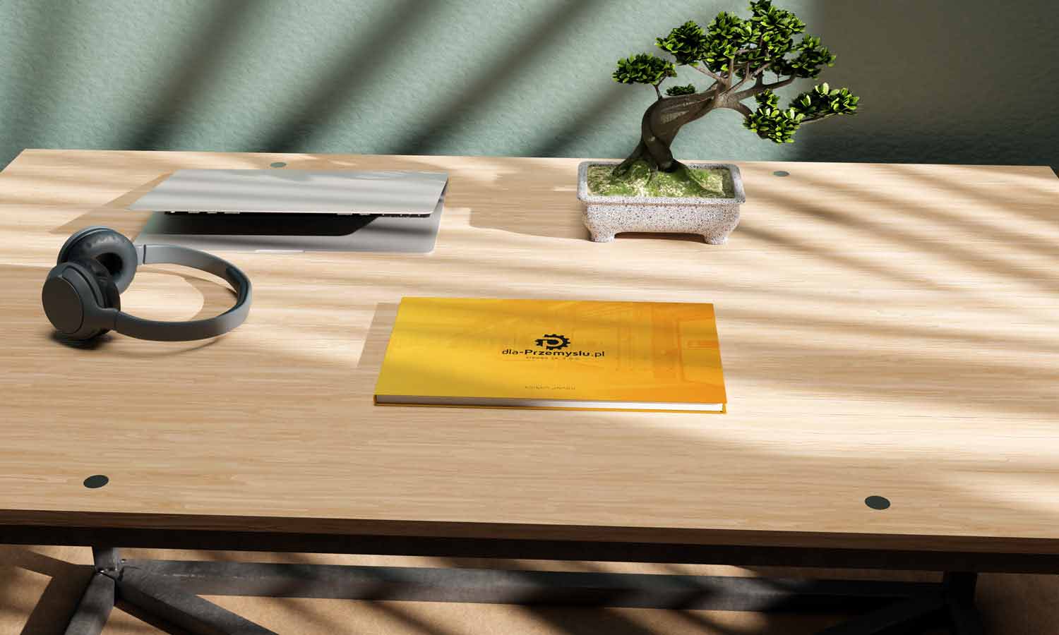 Żółta księga znaku leżąca na drewnianym biurku. Profesjonalny branding i identyfikacja wizualna budujące nowoczesny wizerunek marki w branży przemysłowej.