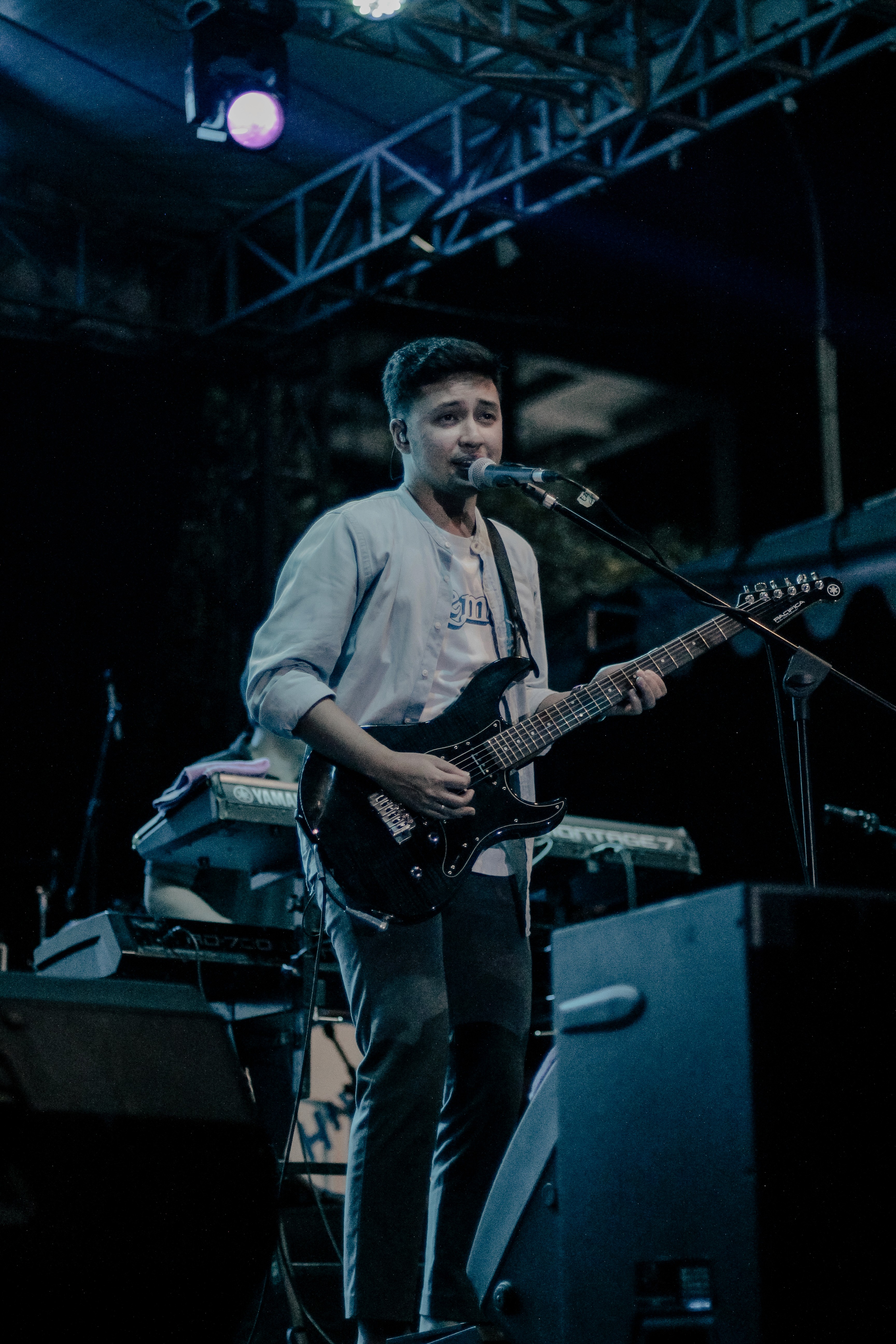 Guitarist of HIVI!, Perform at Aves Surabaya