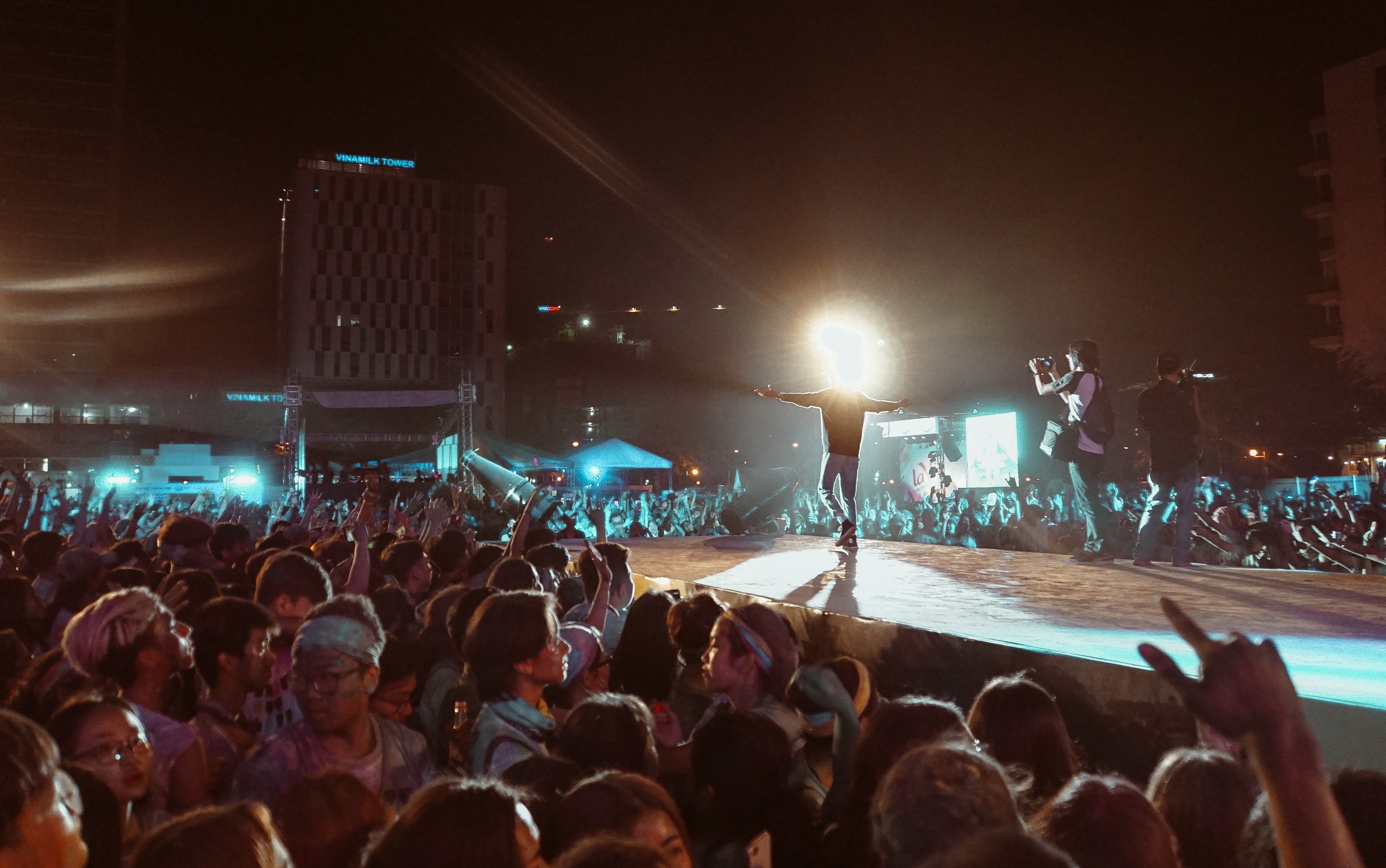 Perfromer on stage - vocalist vs singer