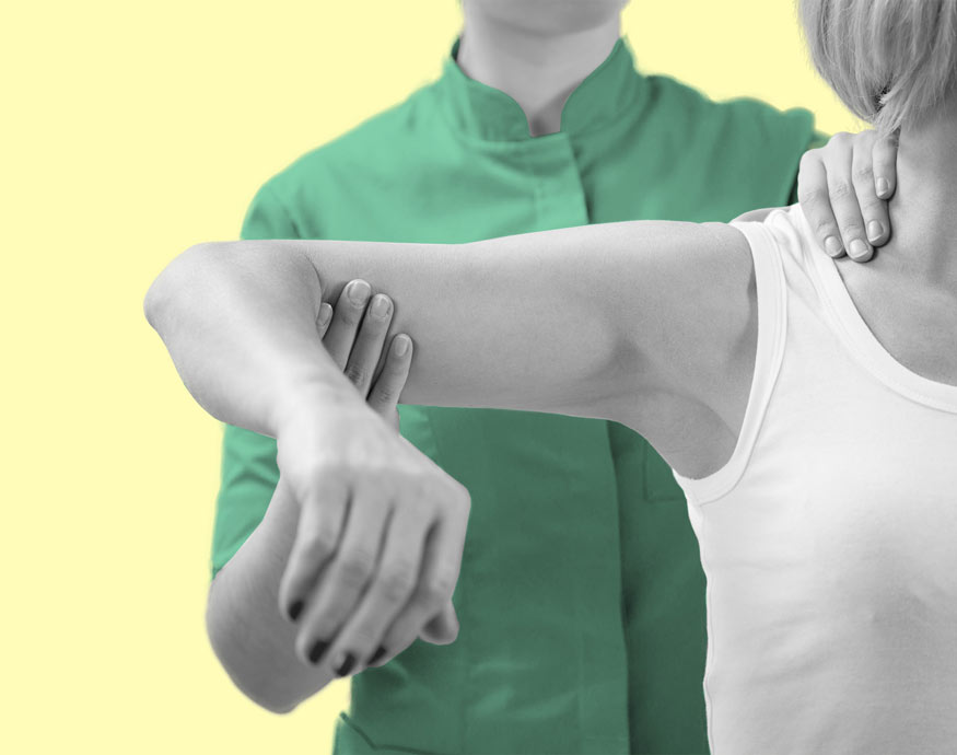 Fisioterapeuta trata dolor de hombro.