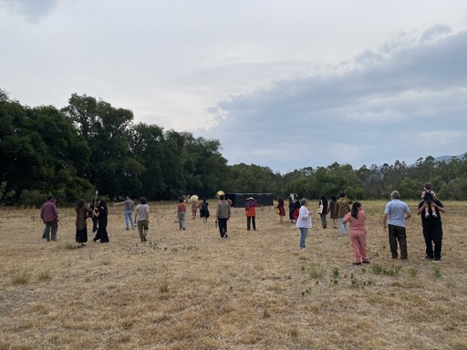 Actividad colectiva de artistas en residencia en los terrenos de Cobertizo, Jilotepec, México