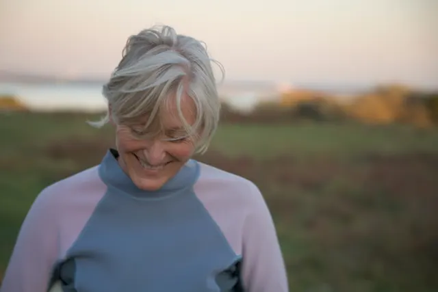 Mujer mayor sonriendo con tranquilidad, reflejo de la paz que da tener resuelto de antemano el seguro de decesos para toda la familia