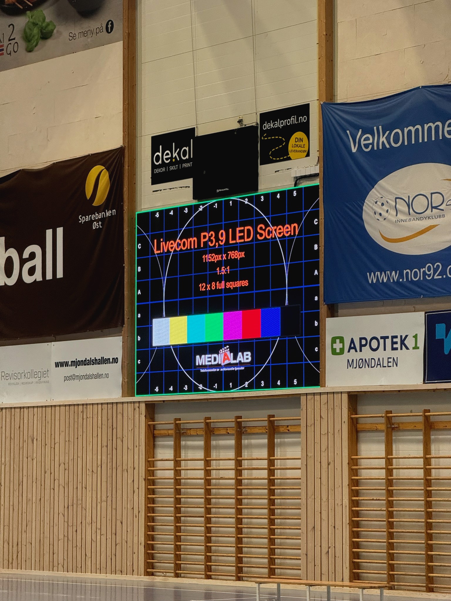 Livecom LED skjerm fastinstallasjon bane skjerm