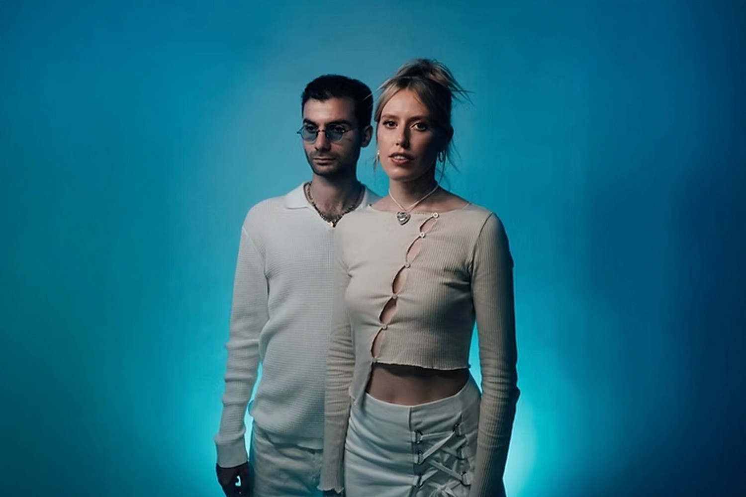 Lea und berky cover photo, freier fall single with blue background 