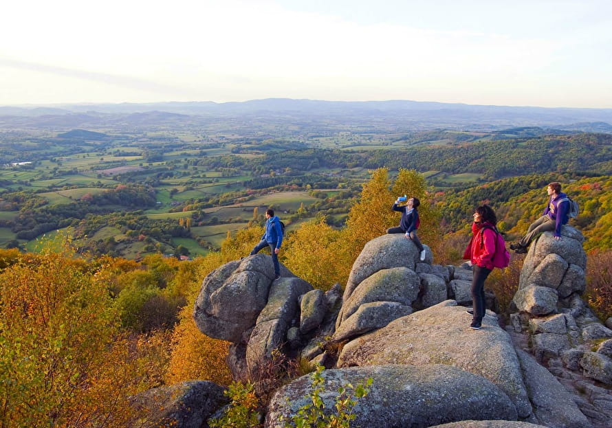 Personnes admirant le paysage en automne. Randonnée, nature et panorama.