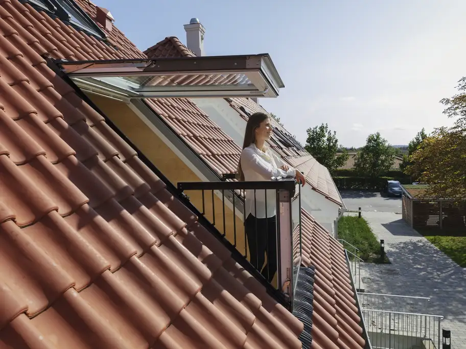 Balkon tipi çatı penceresi ve çatı yapısı