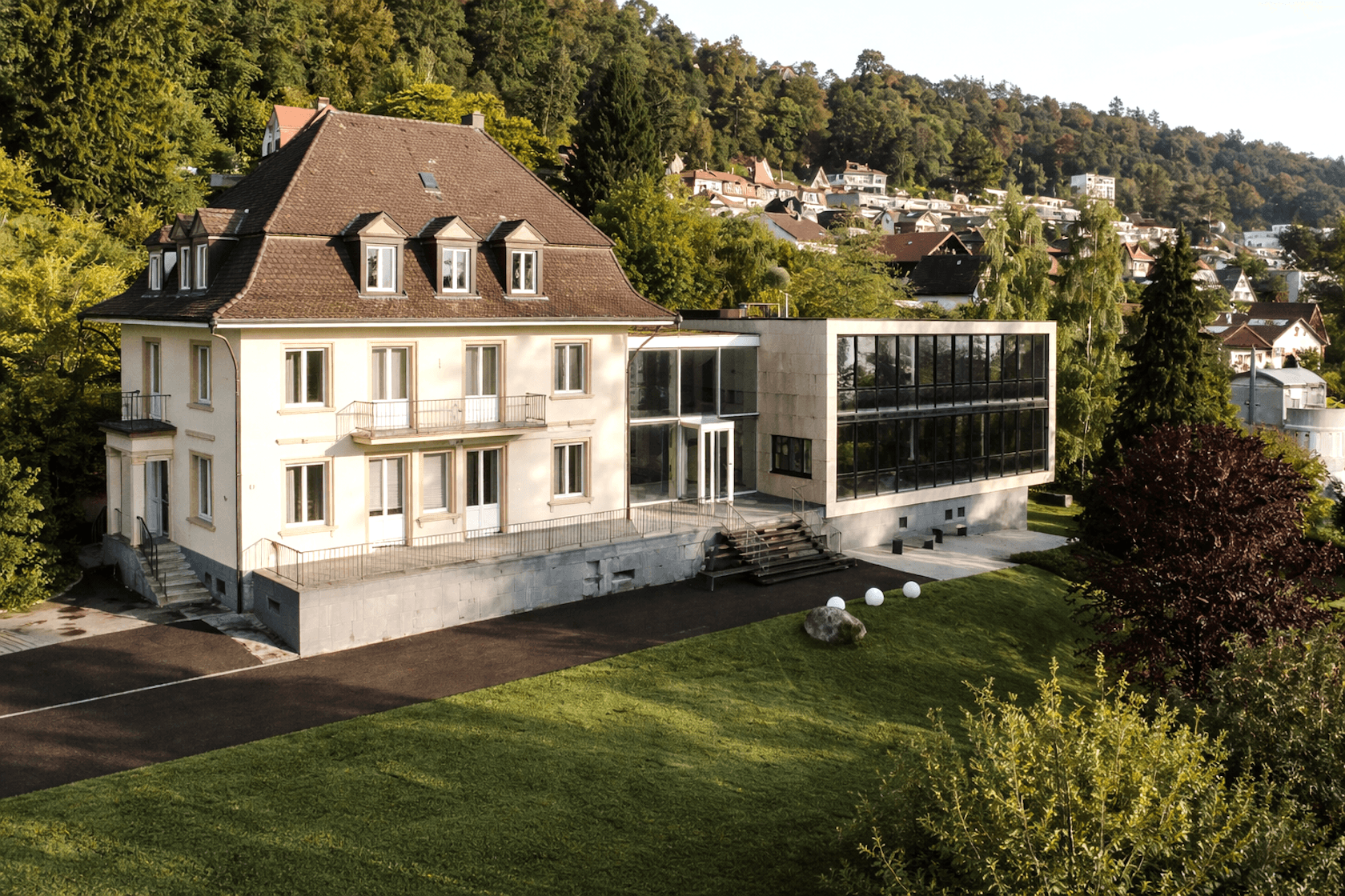 Kombination aus bestehendem, herrschaftlichem Wohnhaus und modernem Anbau.