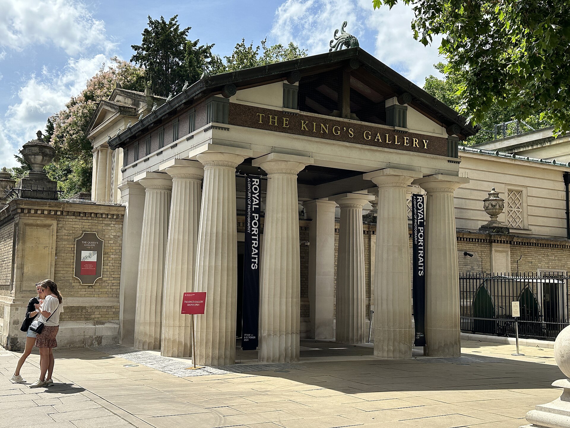 The grand entryway to the King's Gallery in London, with a classical stone entrance with a Doric portico.