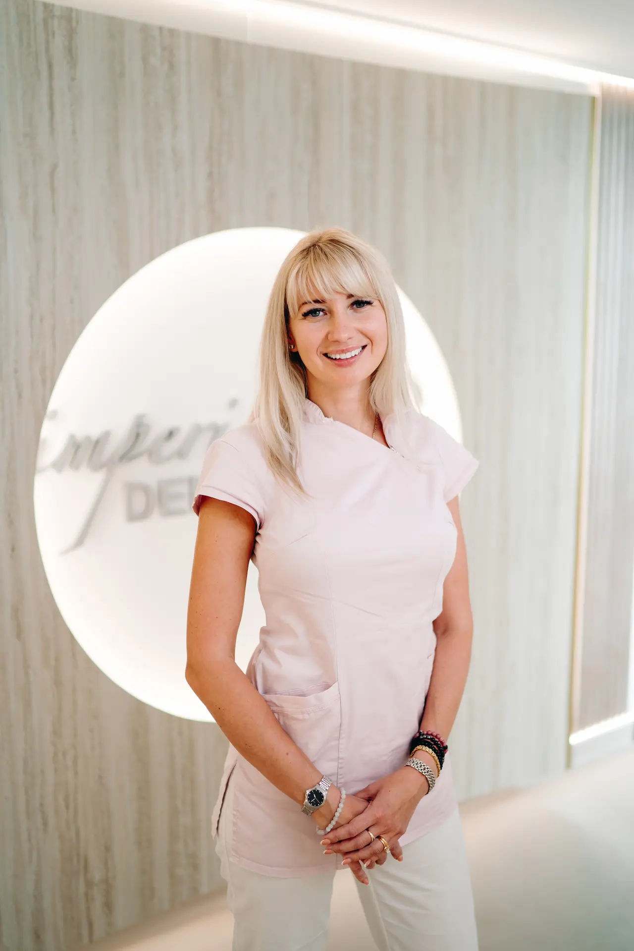 Mosolygós fiatal nő fogászati kezelés után.