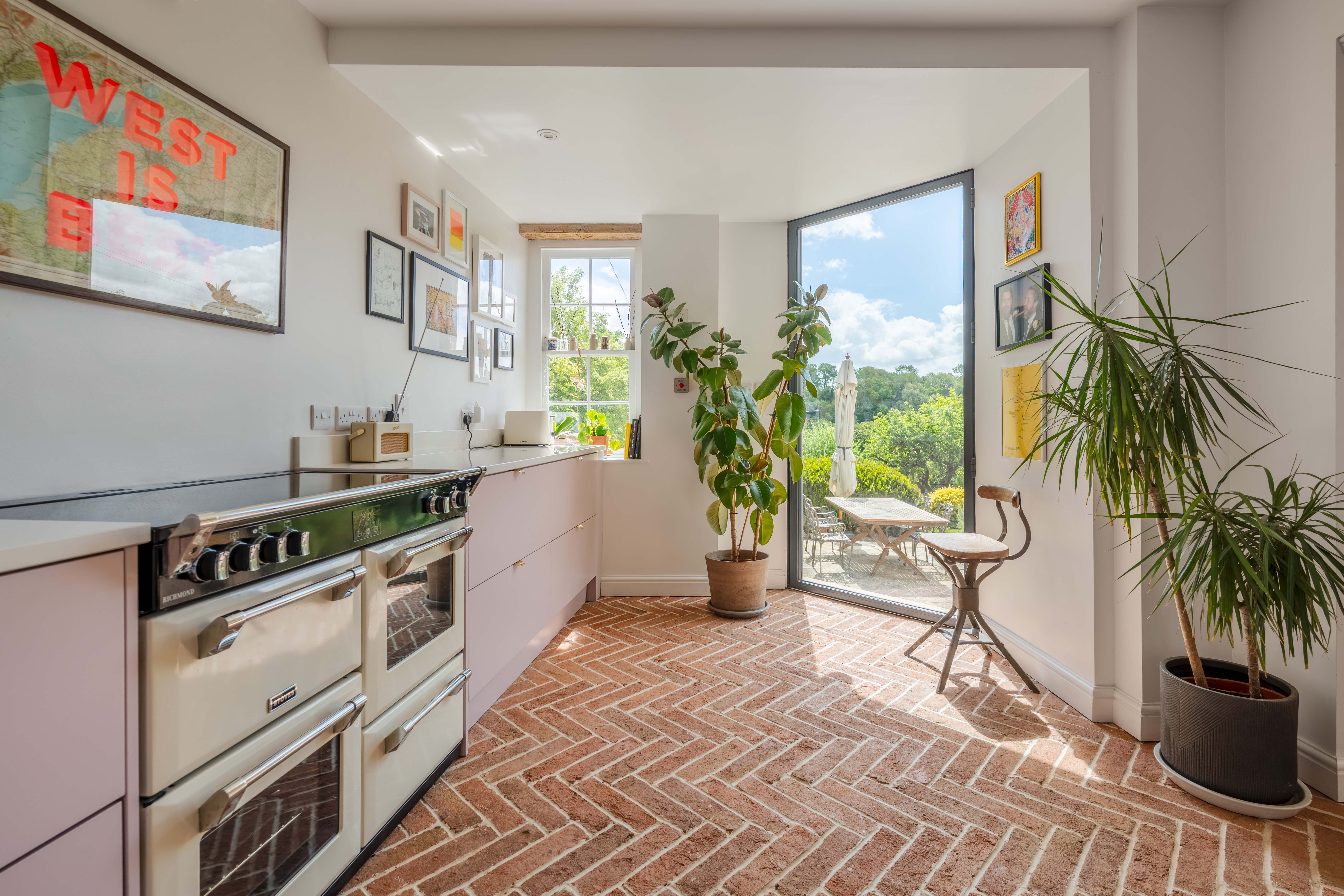 Contemporary kitchen with herringbone brick floor and range cooker, Bradford-on-Avon townhouse — Captura Media property photography
