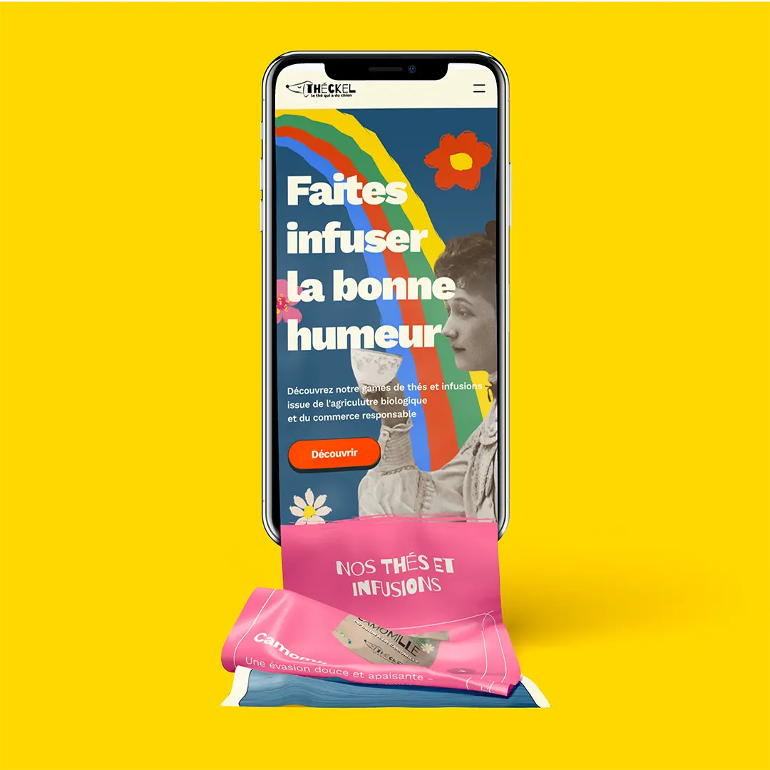 Telephone présentant le site theckel.fr qui sort de l'écran