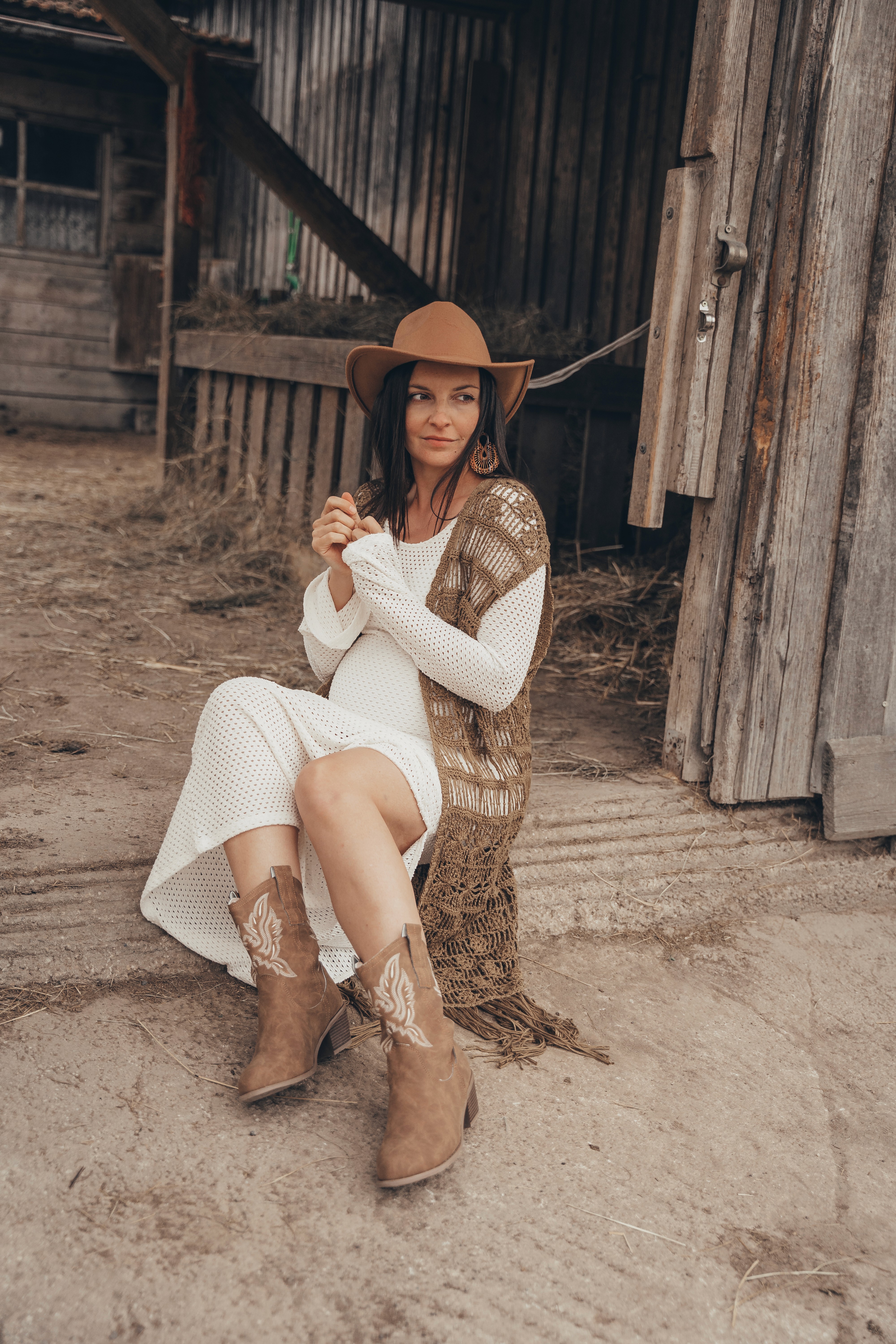 Natürliches Portrait Shooting in Bogen – Frau im weißen Kleid bei rustikalem Outdoor Fotoshooting.