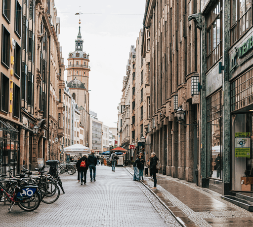 Blick in eine deutsche Innenstadt, wo digitale Buchhaltung für Selbstständige, Freiberufler und KMU gebraucht wird.