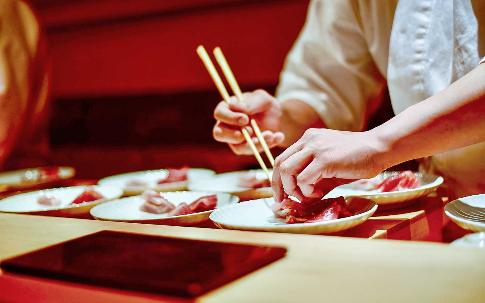 Suchi séf omakase kóstoló menüt készít, Sushi Kurusu, Tokió