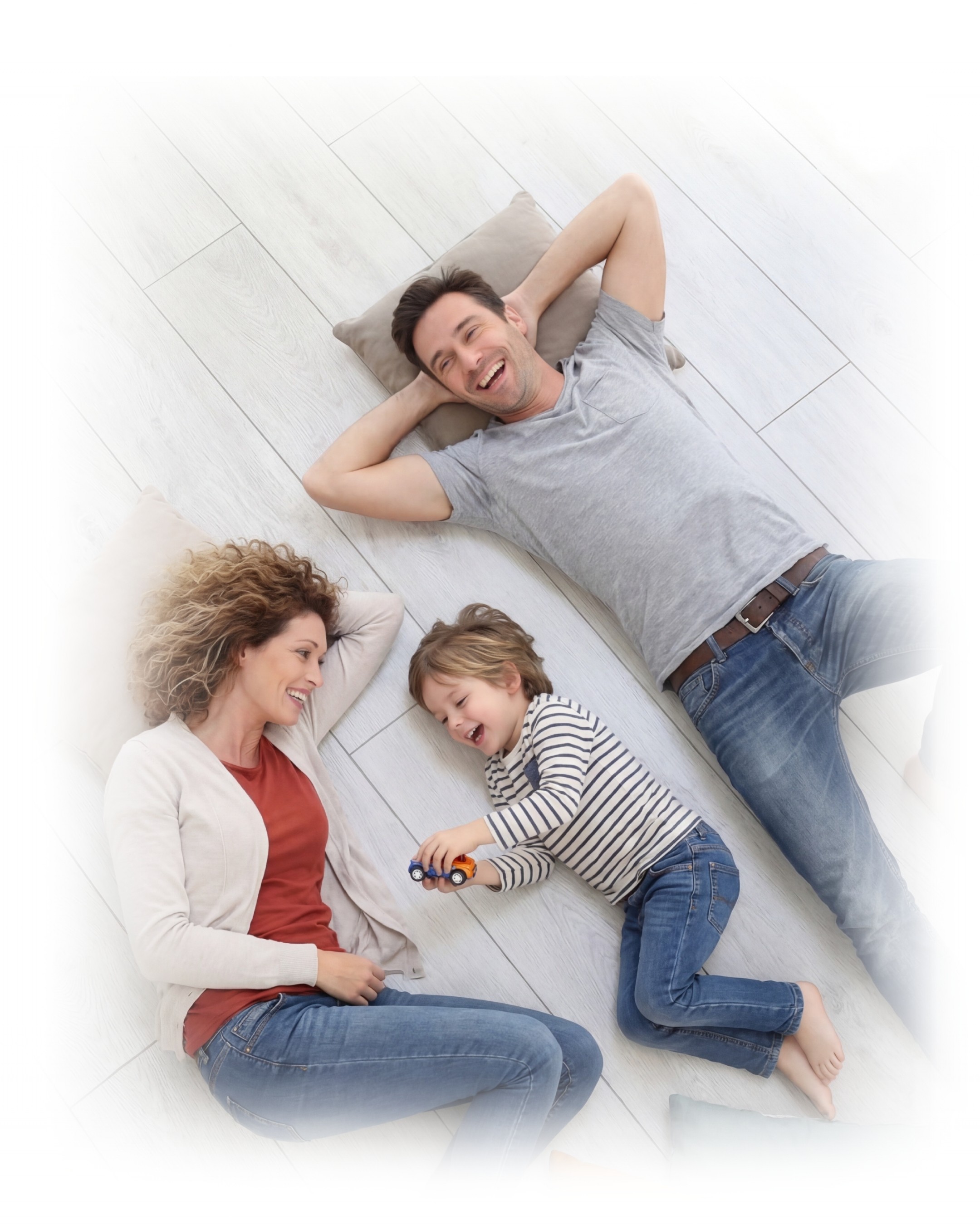 Header Bild für mobile Version mit einem Baby und einer Auflistung verschiedener Merkmale unserer Fußbodenheizung.