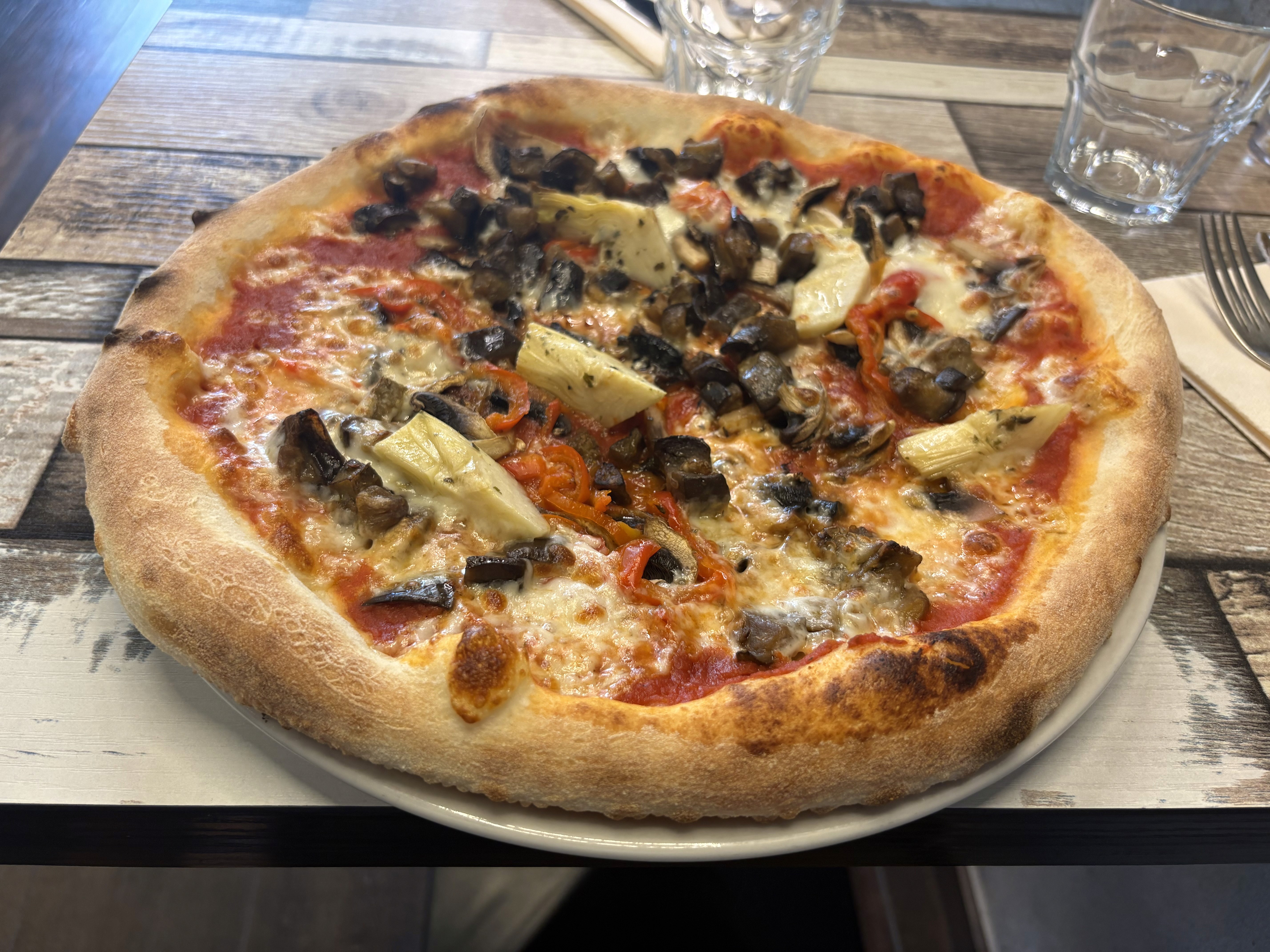 Pizza végétarienne garnie de légumes