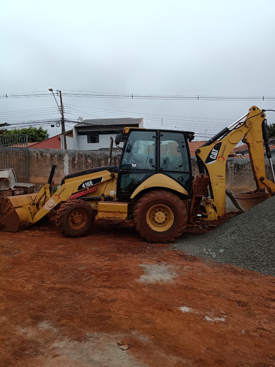 Retroescavadeira em canteiro de obras em Londrina