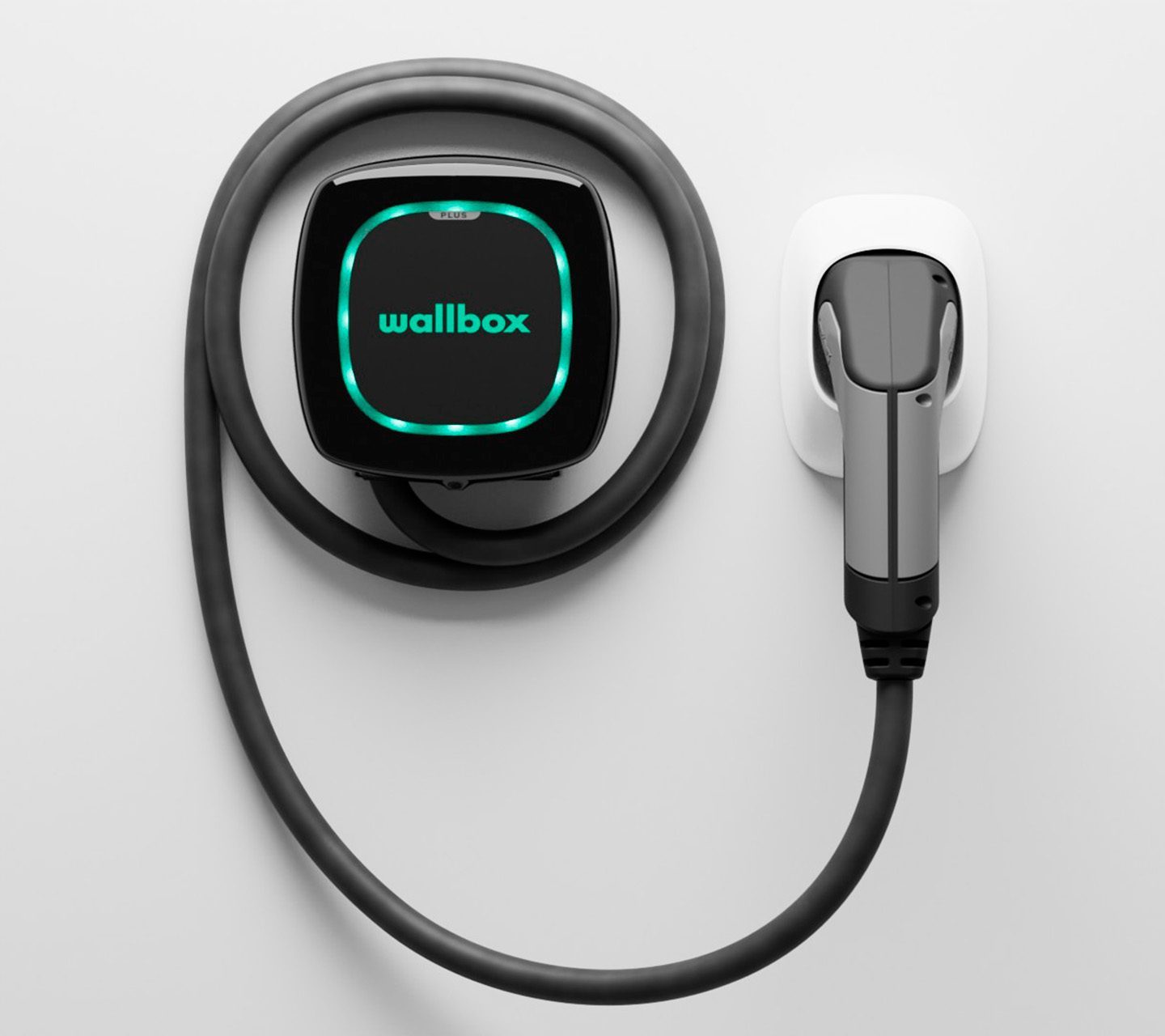 "Dos mujeres conversando alegremente mientras revisan documentos en un concesionario Maas, con un coche rojo de fondo."