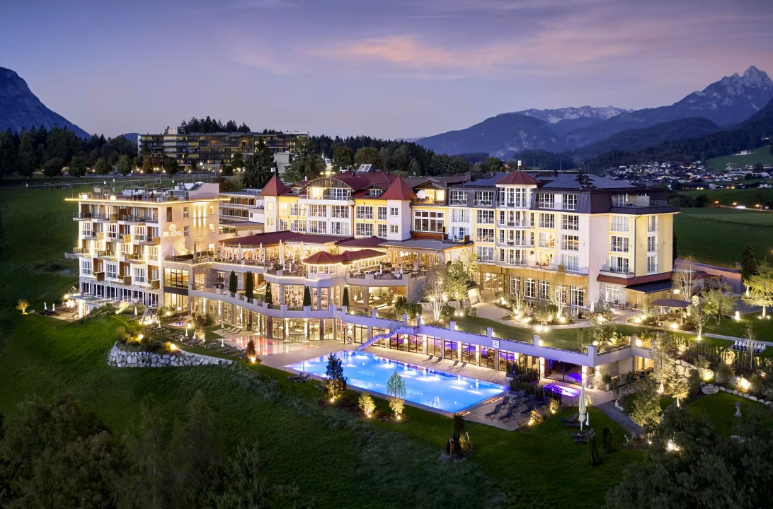 Außenansicht Hotel Panorama Royal mit Pool.