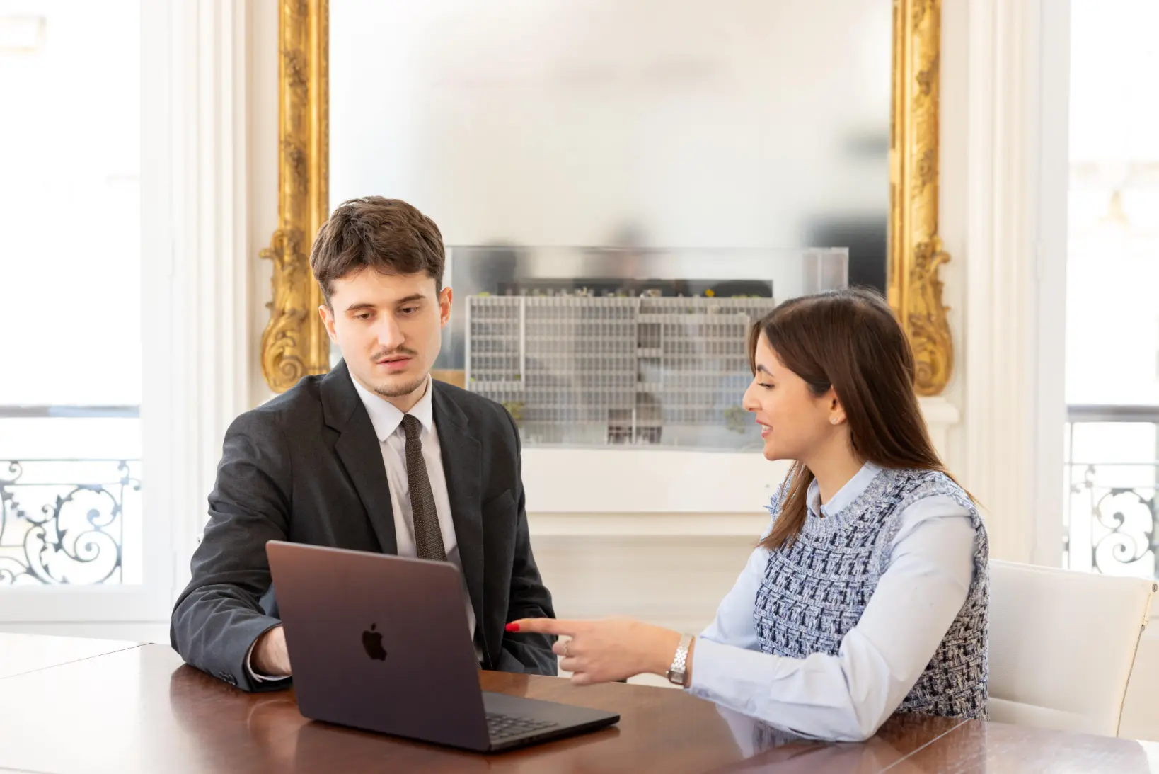 Un conseiller Rivaria Capital échange avec un client