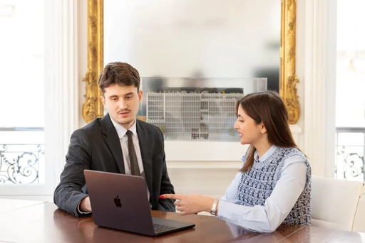 Un conseiller Rivaria Capital échange avec un client