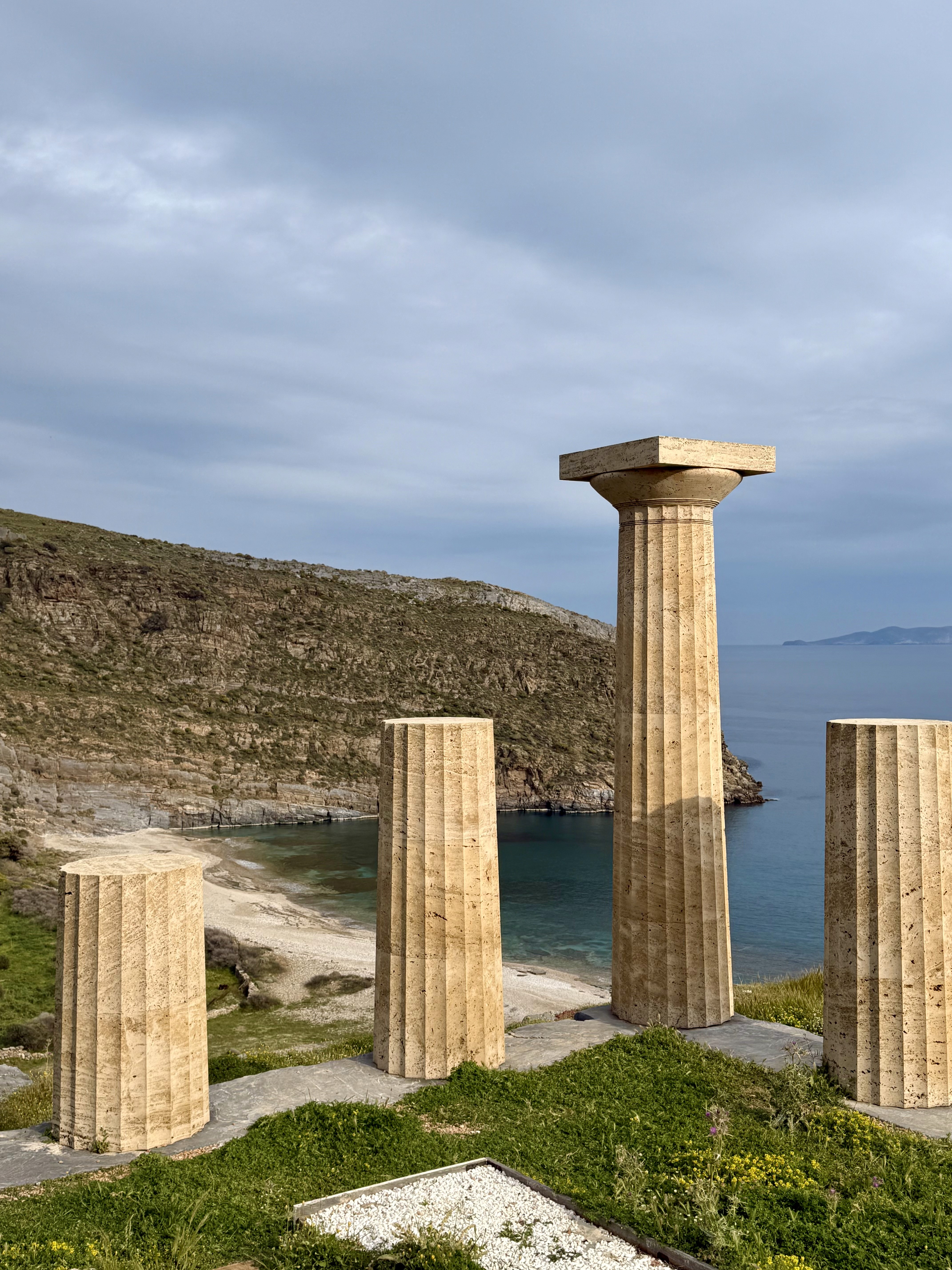 Αρχαίοι δωρικοί κίονες πάνω από τη θάλασσα στον αρχαιολογικό χώρο της Καρθαίας, Κέα