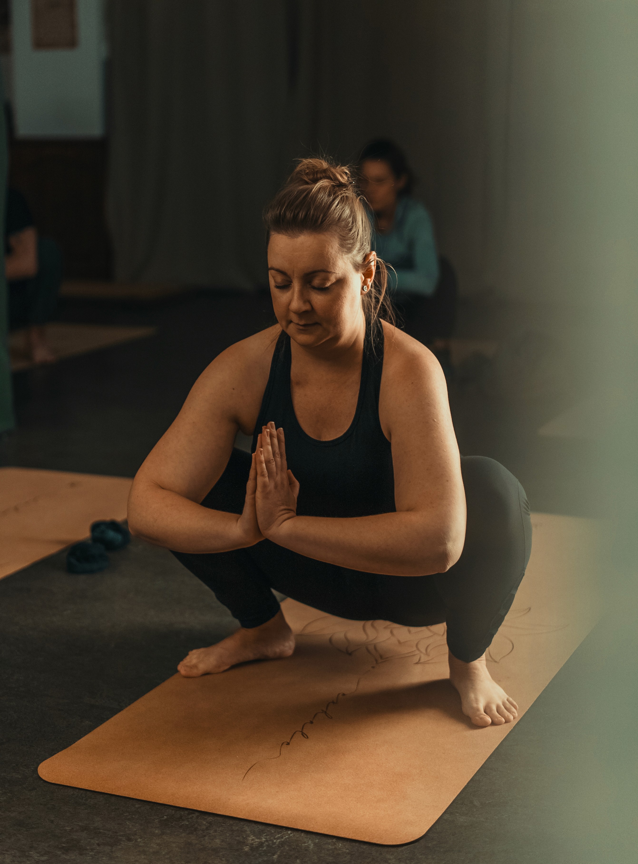 Kvinna står i klassisk yoga pose inom yin