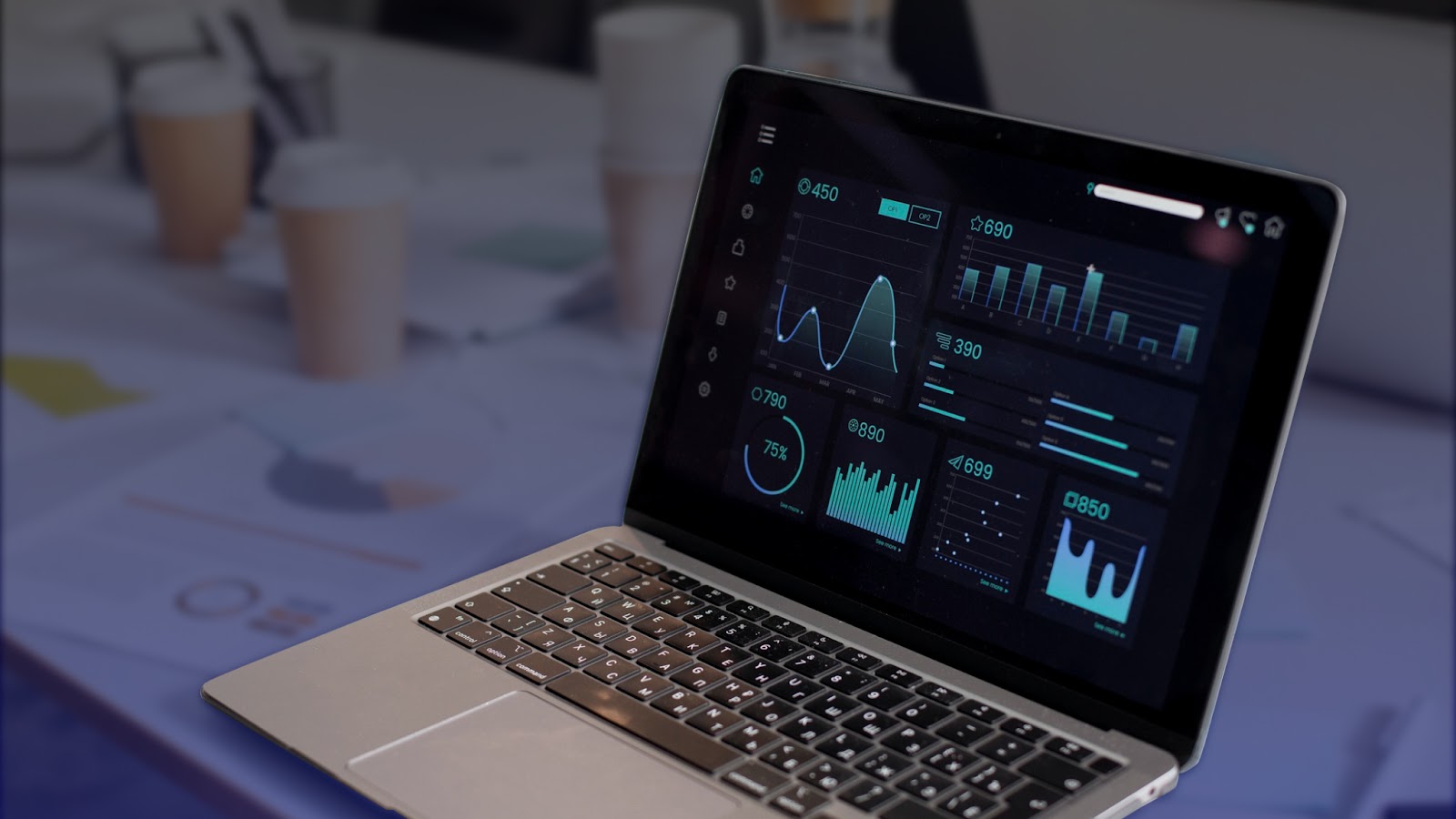 Laptop auf einem Besprechungstisch mit einem Marketing-Dashboard voller Diagramme