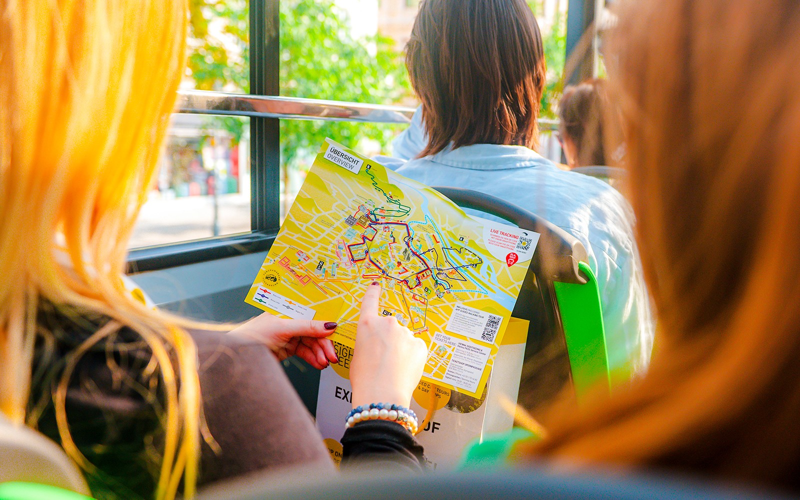 Wisatawan di bus wisata Vienna memegang peta rute.
