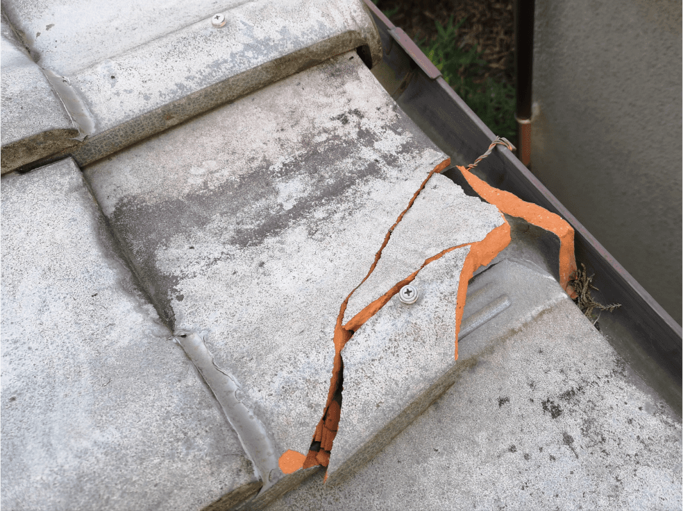 経年劣化による瓦の割れ