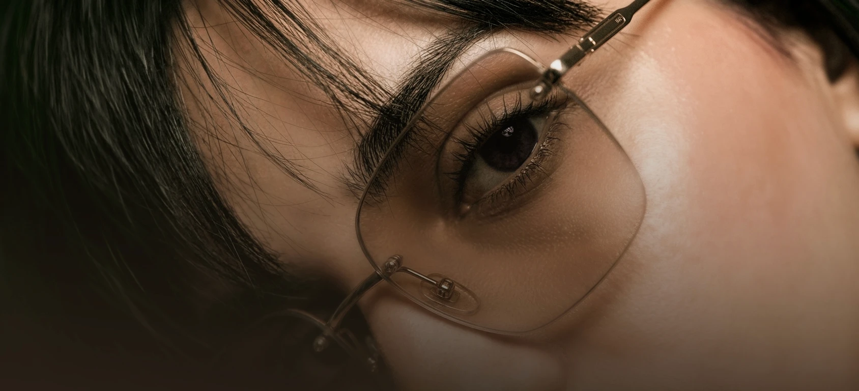 Gros plan sur le regard de la créatrice de Tartelette Concept, symbolisant la vision stratégique et le souci du détail dans la création de marques.