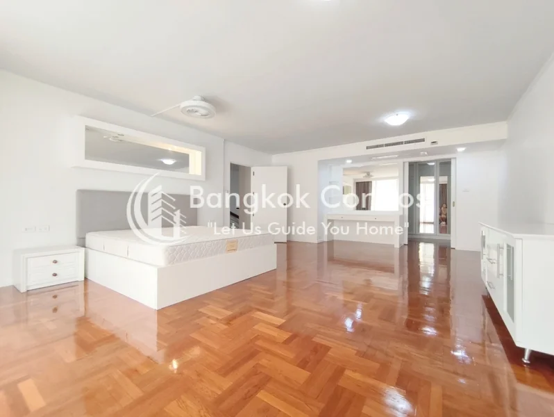 Asa Garden 3 Bedroom Duplex White Pet-Friendly Condo Phrom Phong 4